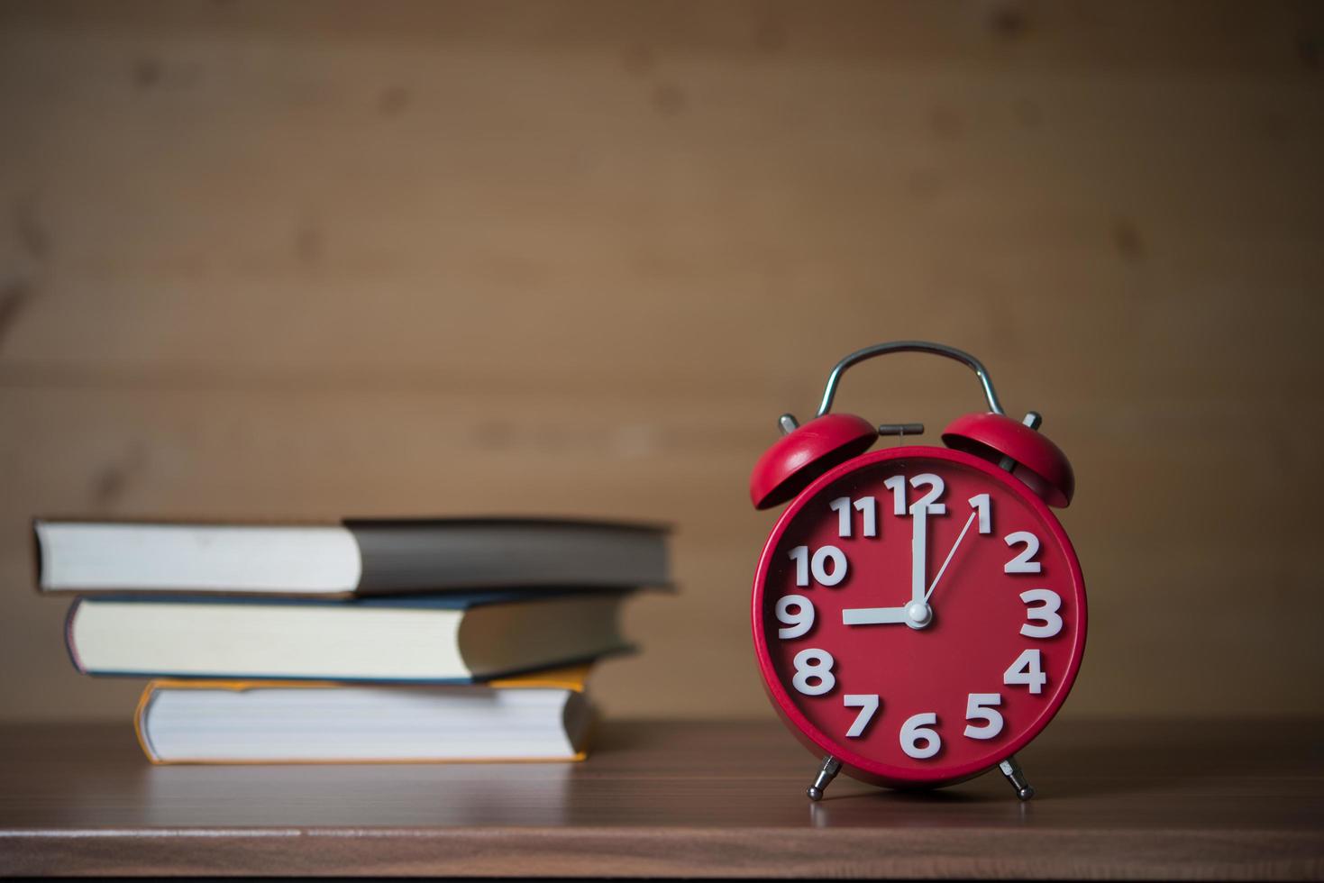 réveil à 9h et une pile de livres avec café photo