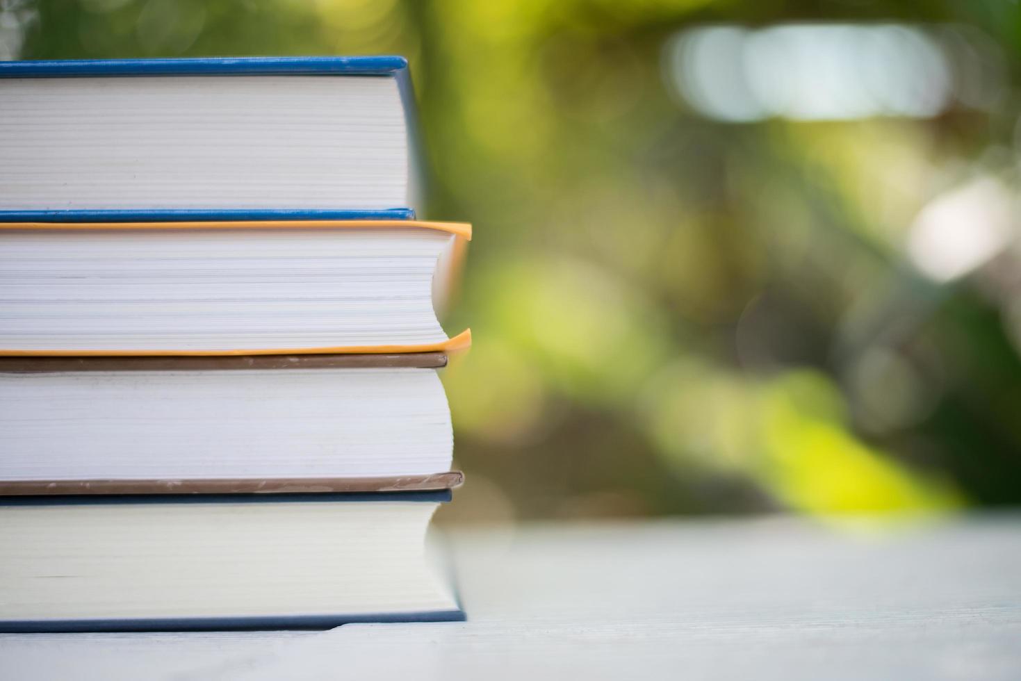 pile de livres sur fond de nature photo