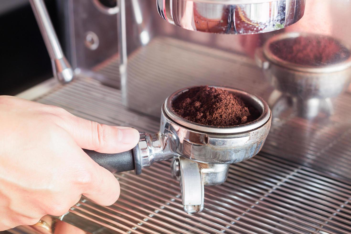 barista mettant dans des motifs d'espresso photo