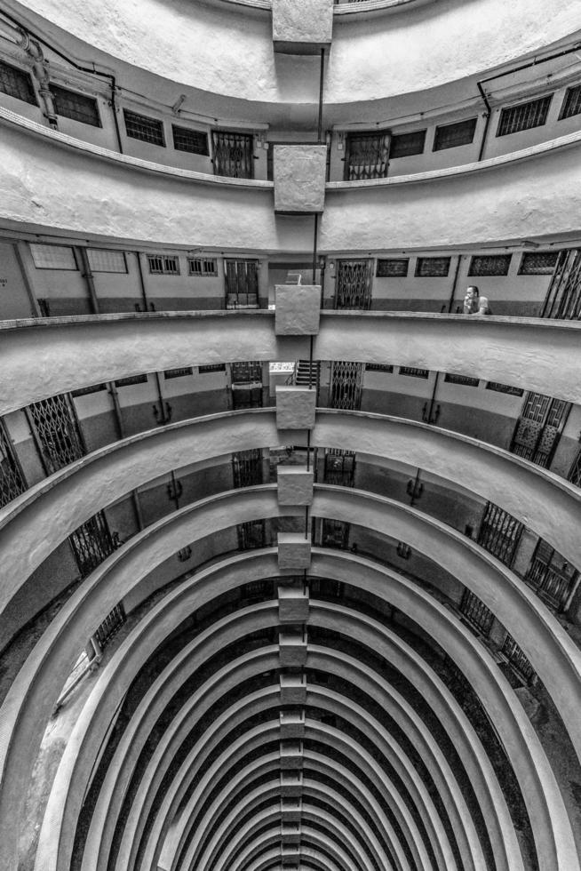 Bâtiment en béton gris avec balcons courbes photo