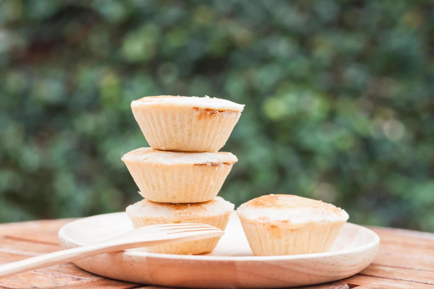 tartes sur une assiette à l'extérieur photo