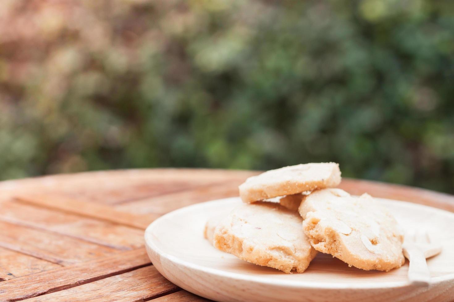 Cookies sur plaque en bois sur une table extérieure photo
