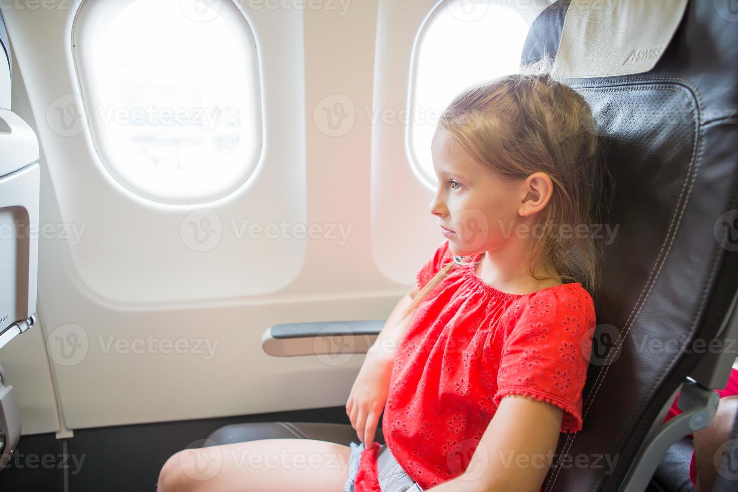 Adorable Petite Fille Voyageant En Avion. Enfant Assis Près De La