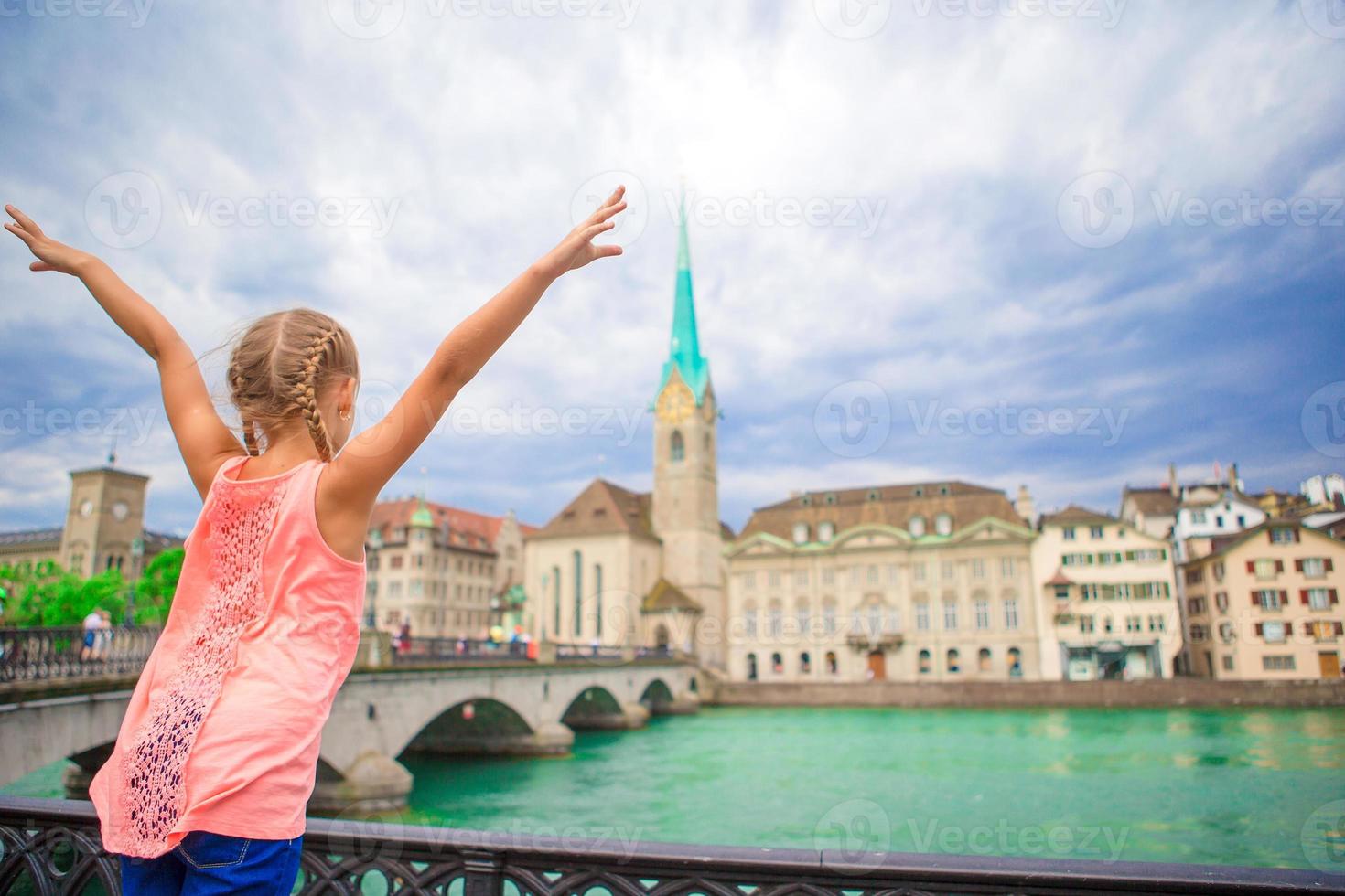 adorable petite fille à l'extérieur à zurich, en suisse. vue arrière du fond d'enfant de la belle ville photo