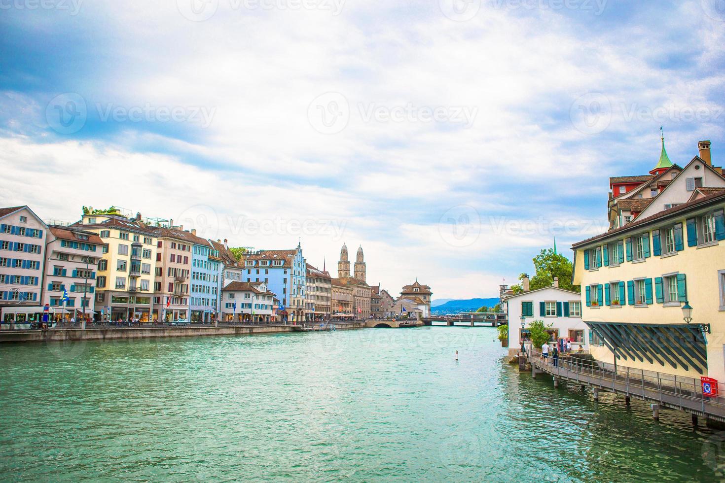 vue sur le centre-ville historique de zurich avec la célèbre église fraumunster et la rivière limmat, suisse photo