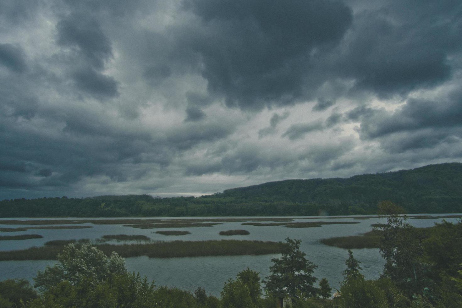 mer sous un ciel sombre photo