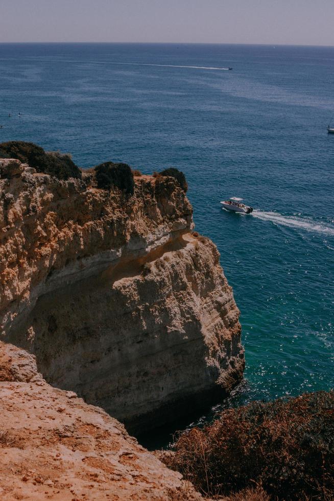 croisière en bateau près d'une falaise photo