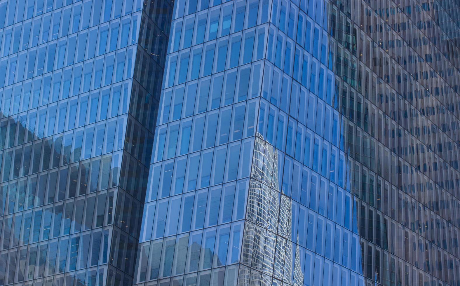Photographie à faible angle d'un bâtiment aux parois de verre bleu photo