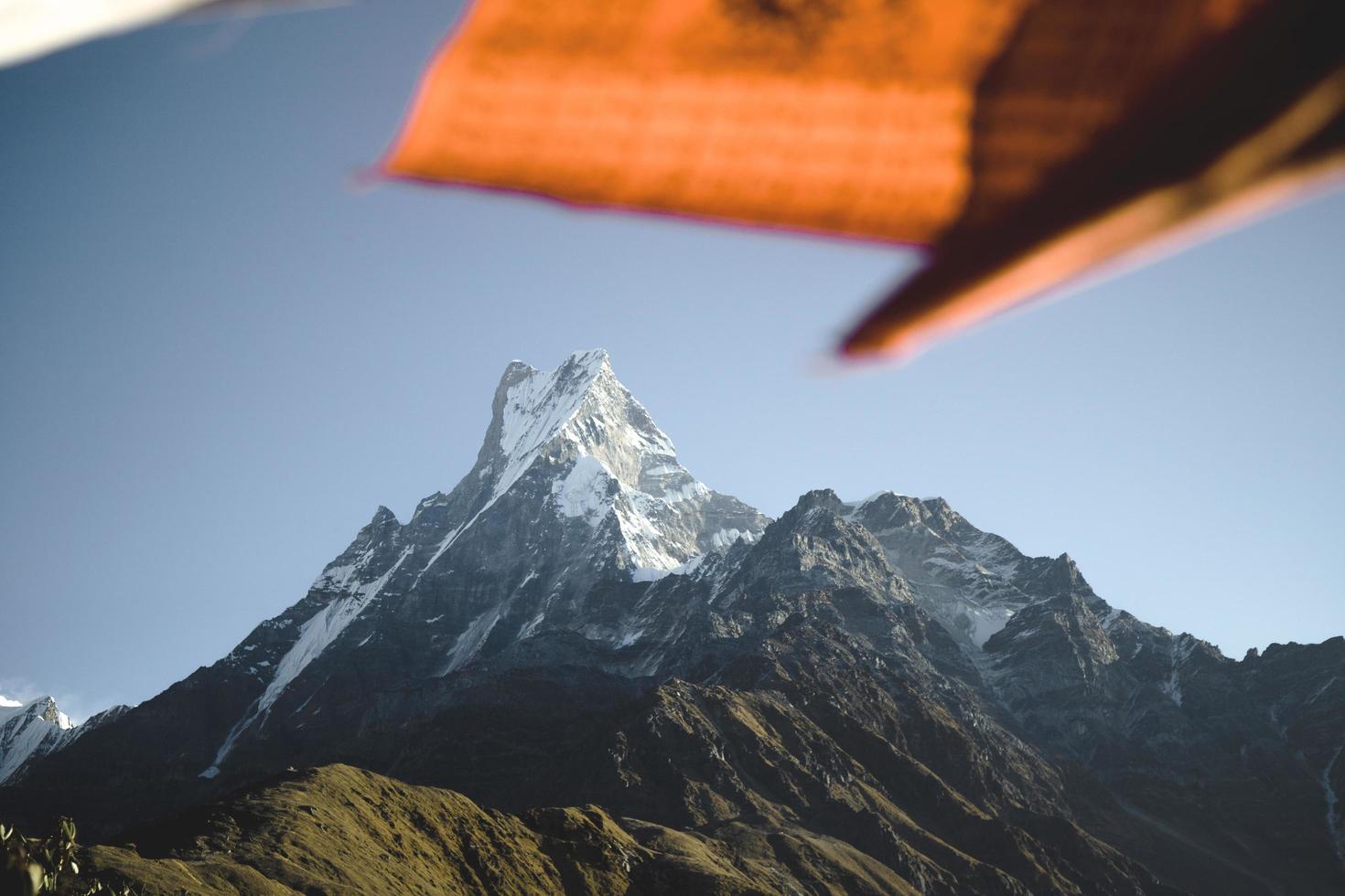 drapeau orange et blanc au sommet d & # 39; une montagne photo