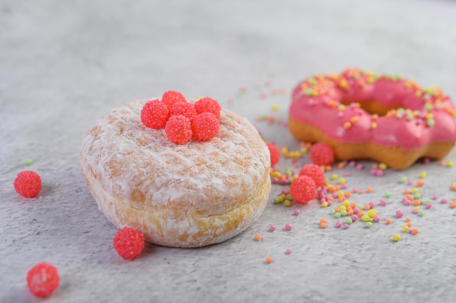 beignets avec des paillettes et des bonbons photo