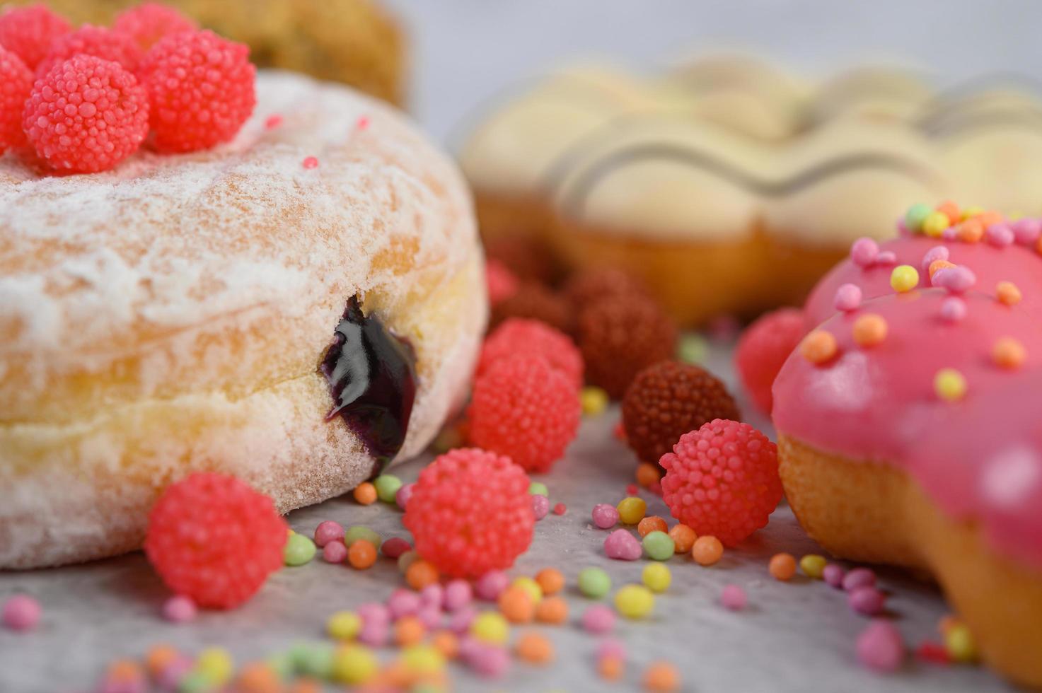 beignets avec des paillettes et des bonbons photo