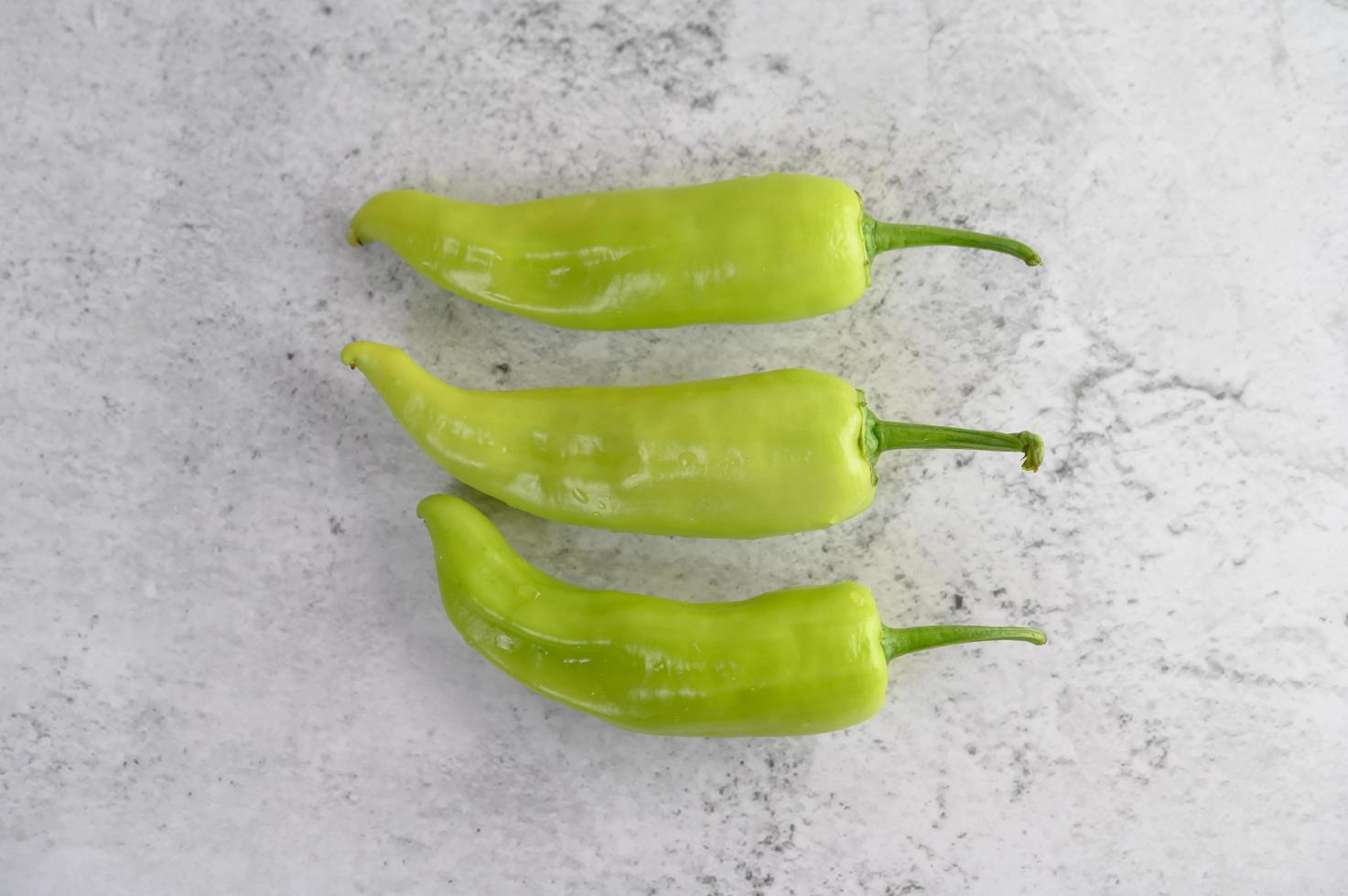 poivrons verts sur le comptoir de la cuisine photo