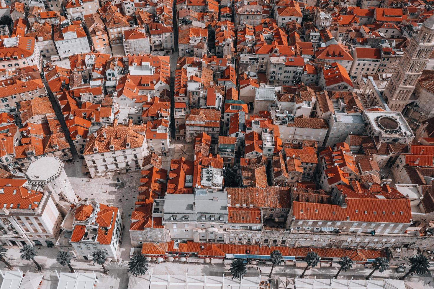 Vue aérienne de haut en bas d'une ville croate photo