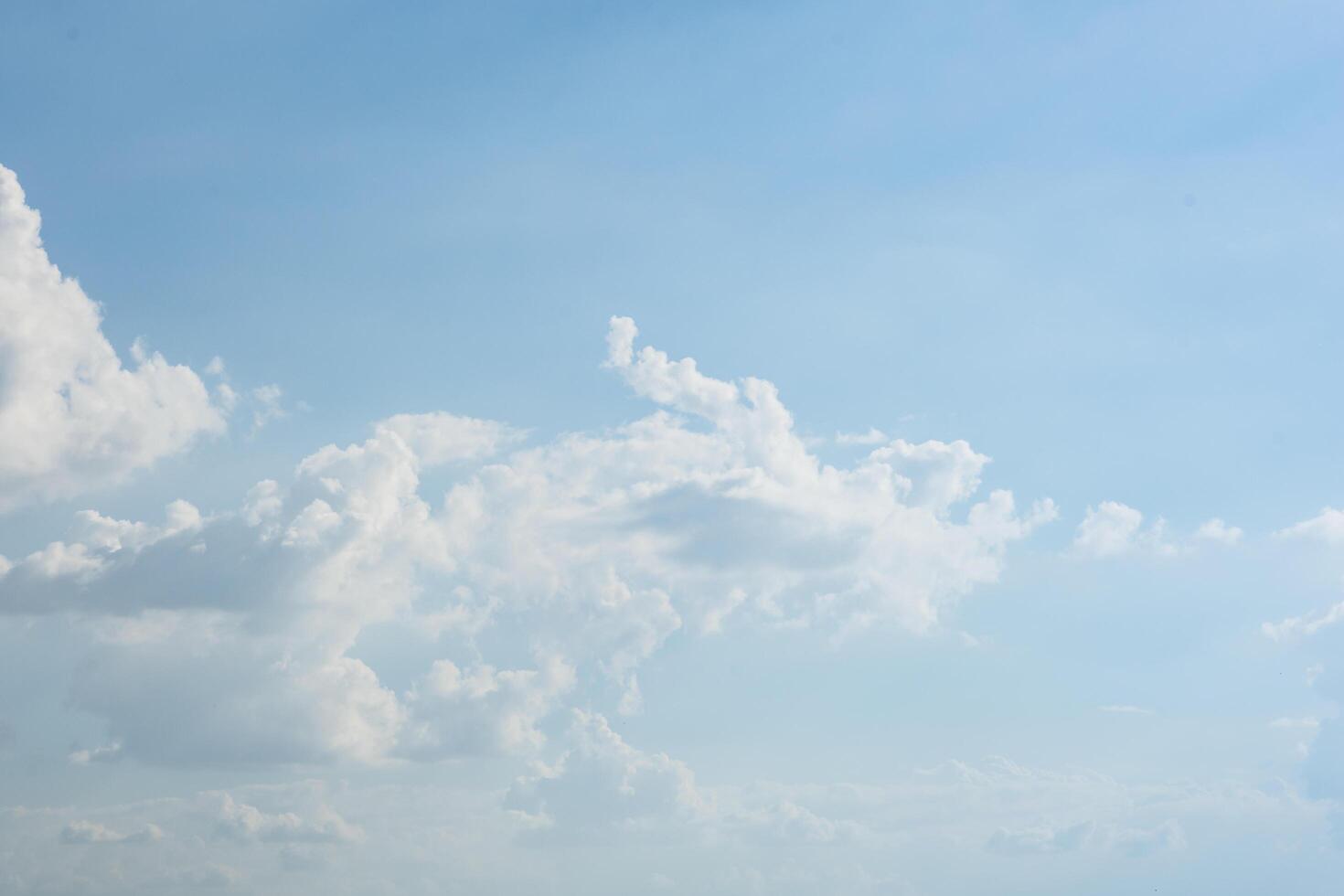 ciel avec des nuages blancs photo