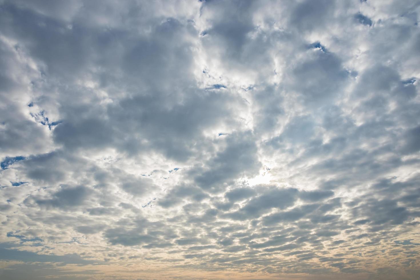 ciel et nuages au coucher du soleil photo