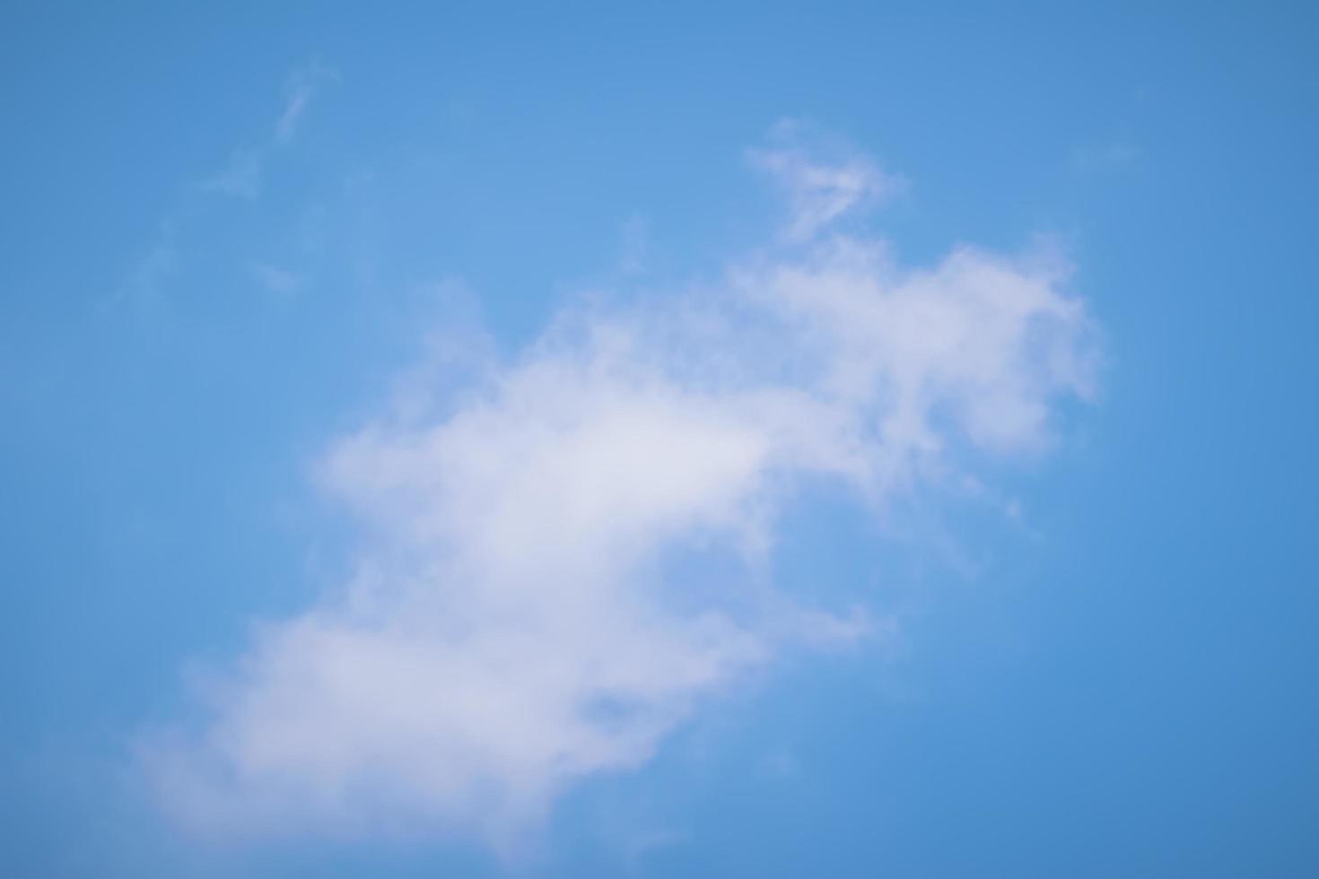 ciel bleu avec des nuages blancs photo