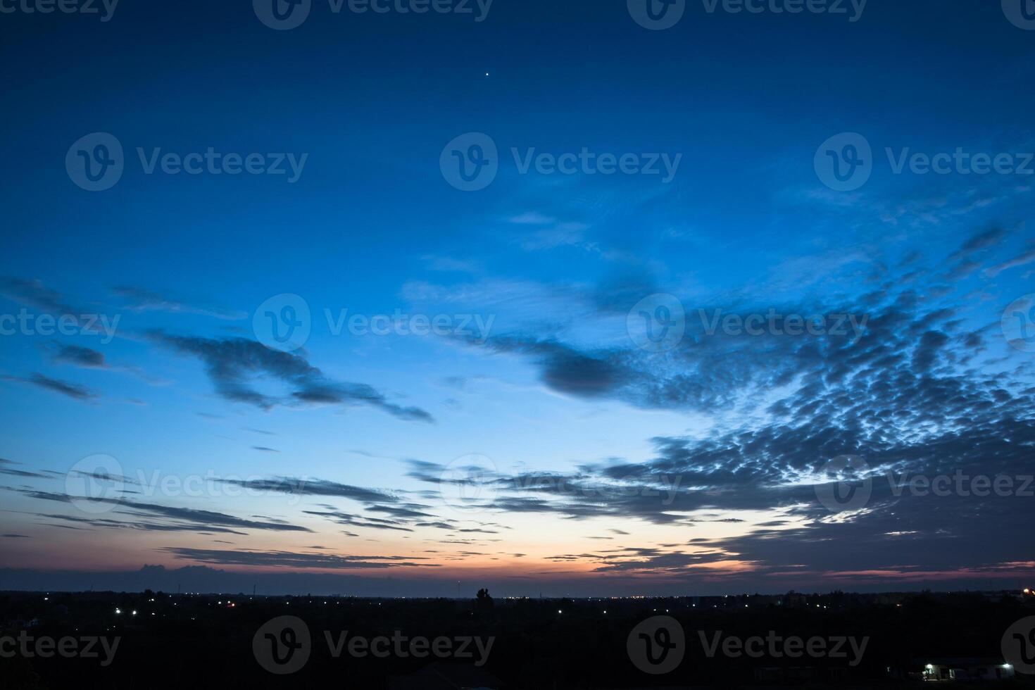 ciel et nuages au coucher du soleil photo