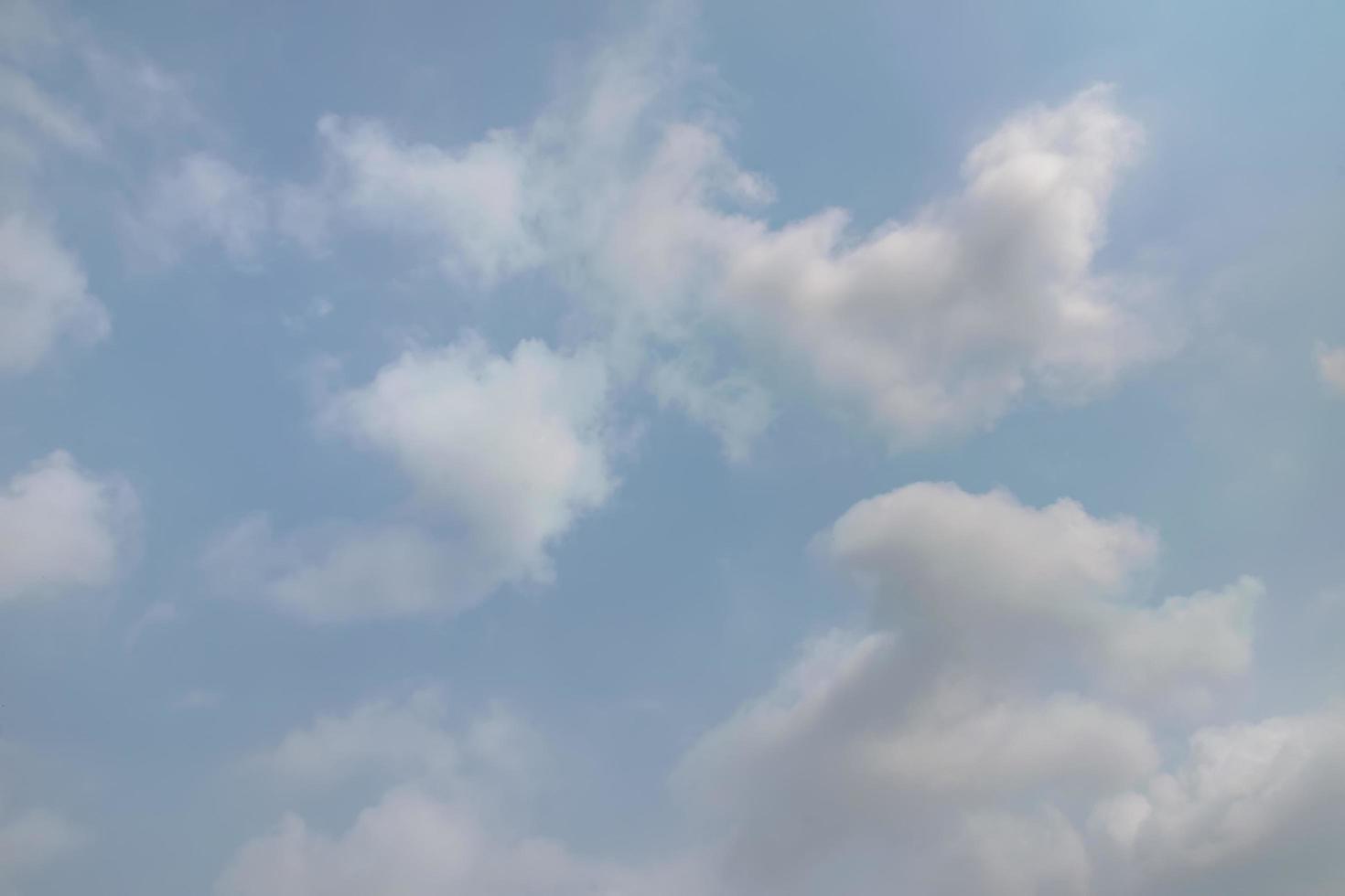 ciel bleu avec des nuages blancs photo