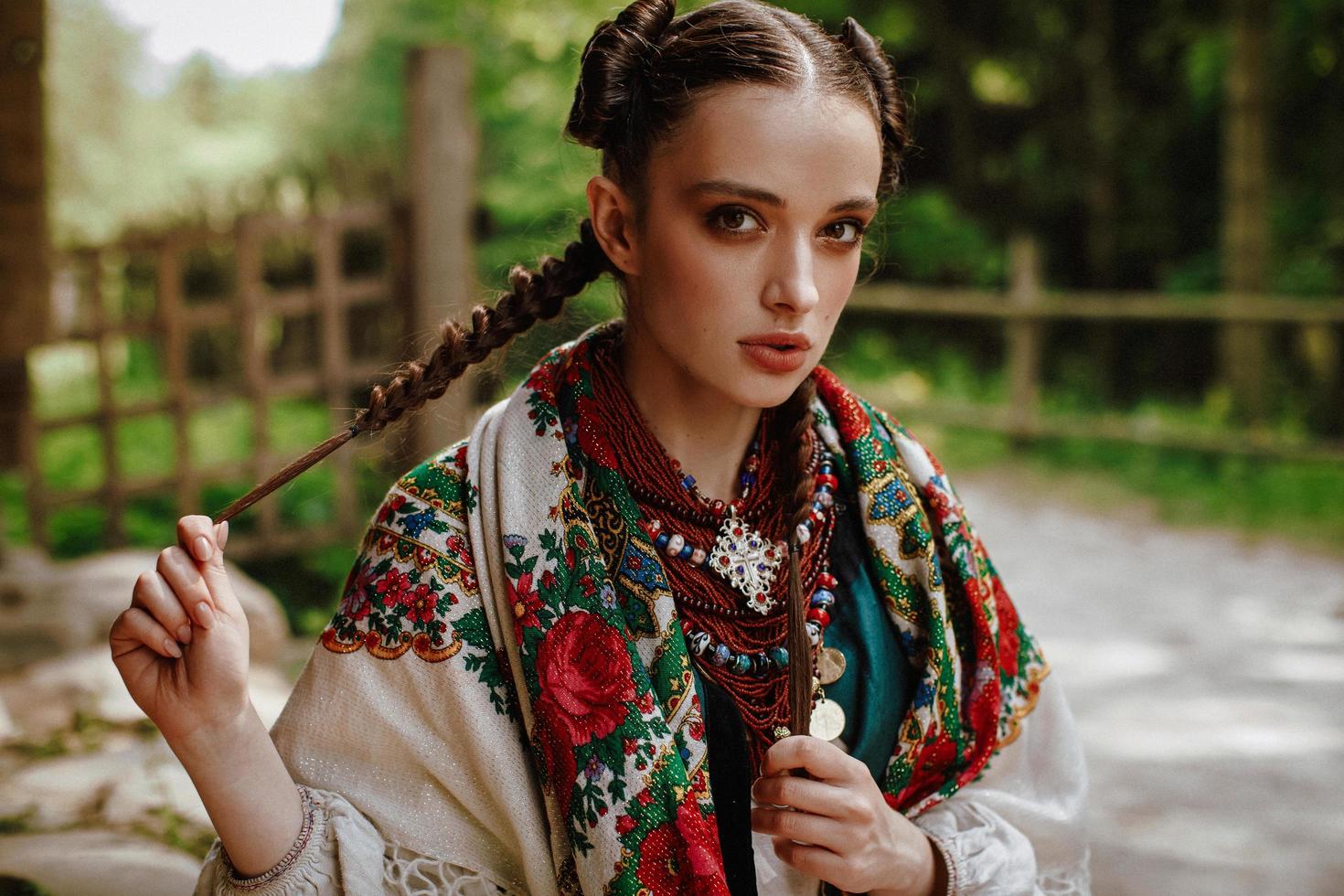 Portrait d'une jeune fille vêtue d'une robe ethnique nationale photo