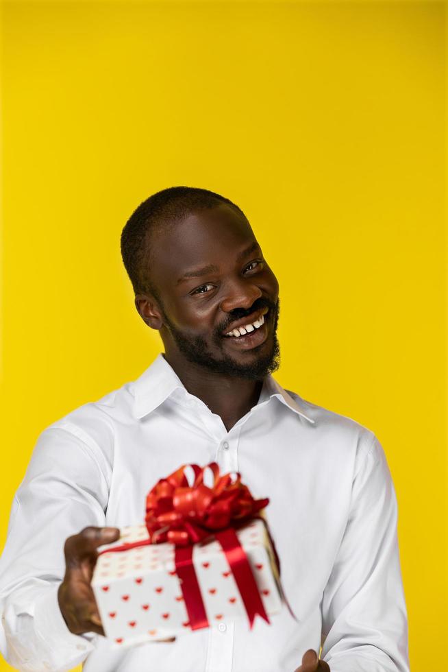 homme présentant un cadeau photo