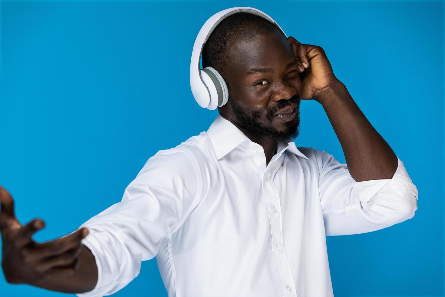 homme avec un casque photo