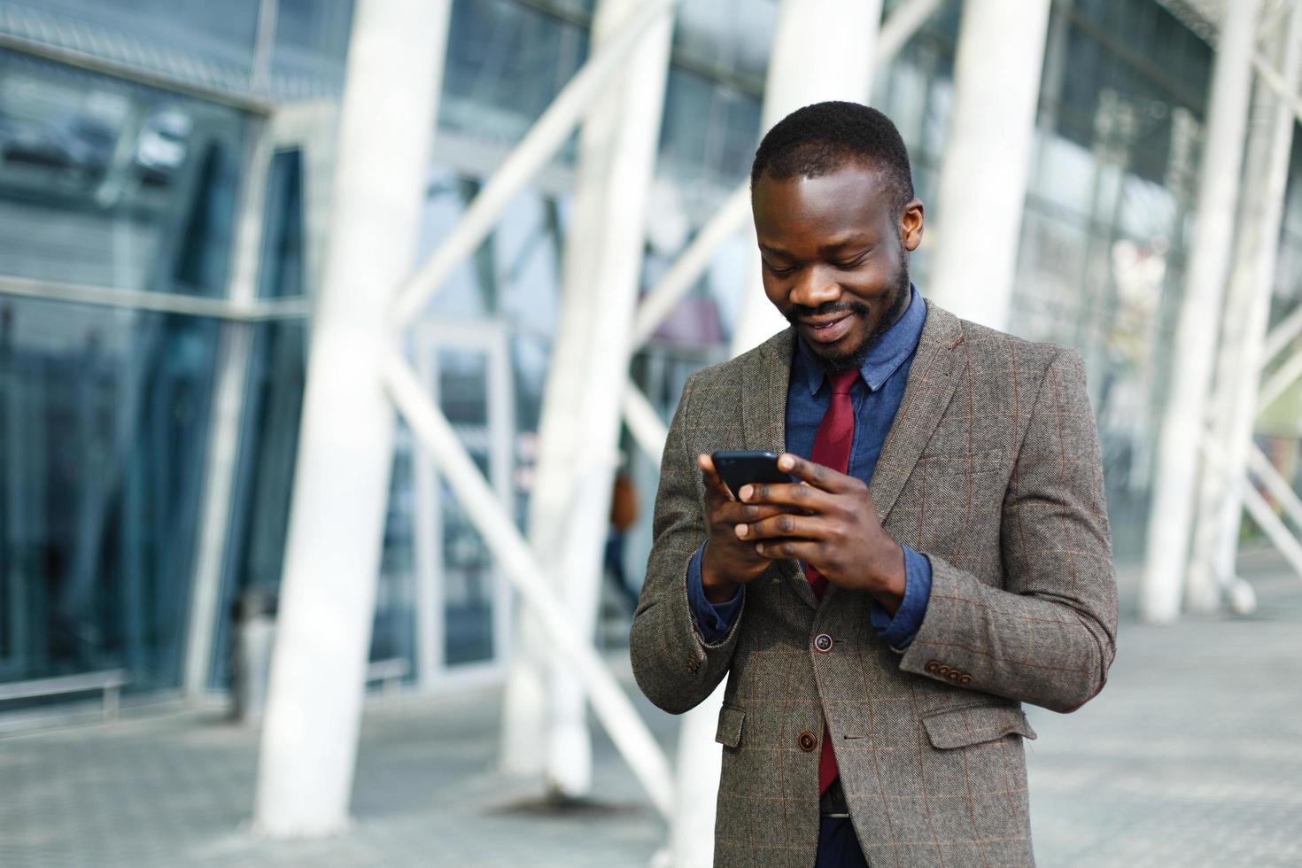 homme envoyant des SMS sur son téléphone photo