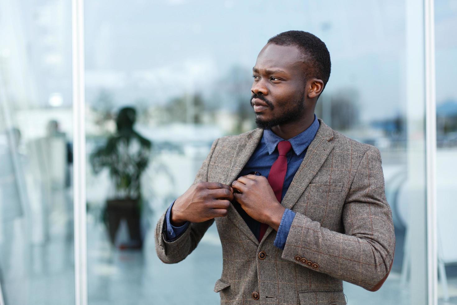 homme atteint dans la poche de la veste photo