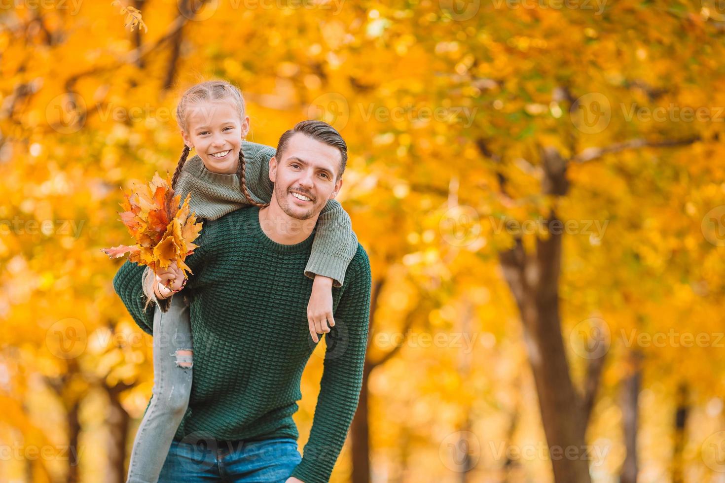 famille de papa et enfant lors d'une belle journée d'automne dans le parc photo
