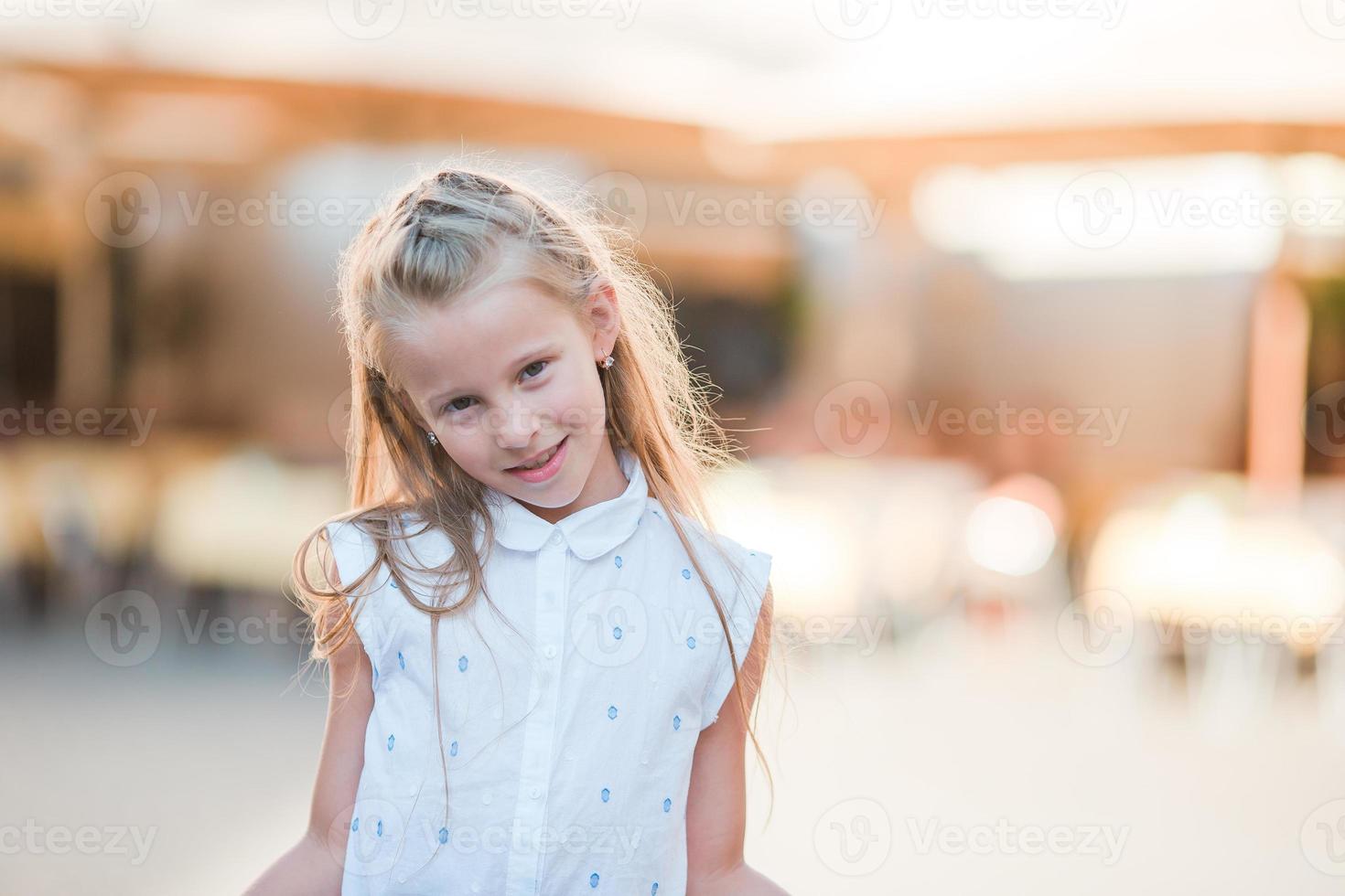 adorable petite fille heureuse à l'extérieur dans la ville italienne. portrait d'enfant caucasien profiter des vacances d'été à rome photo