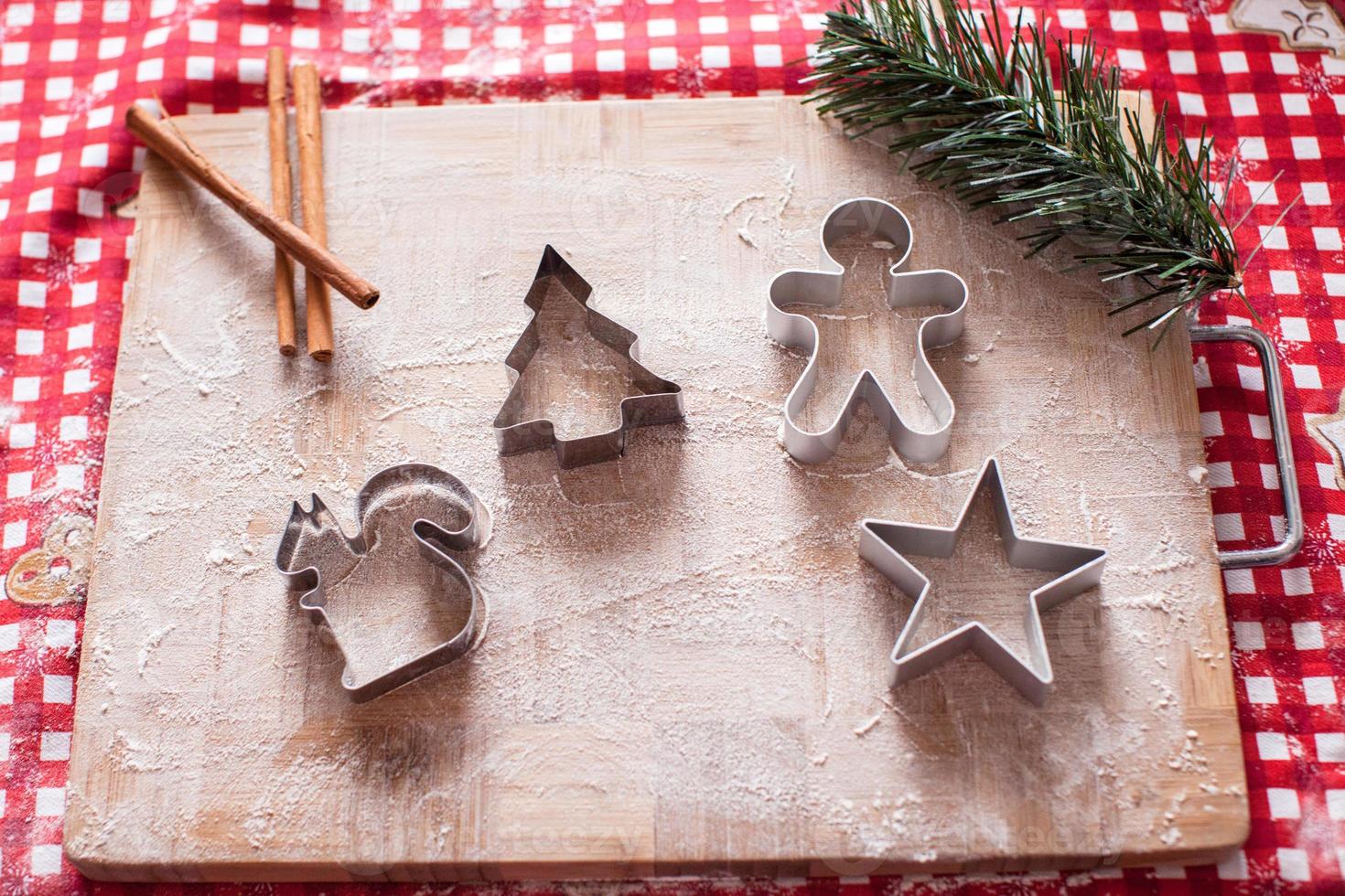 Coupe-pâtisserie de formes de Noël sur planche de bois photo