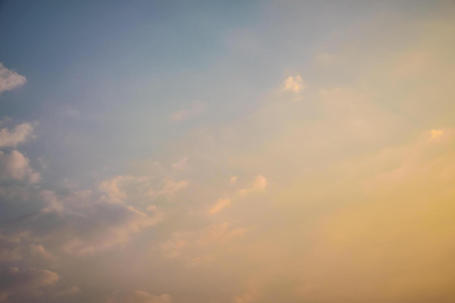 ciel et nuages au coucher du soleil photo