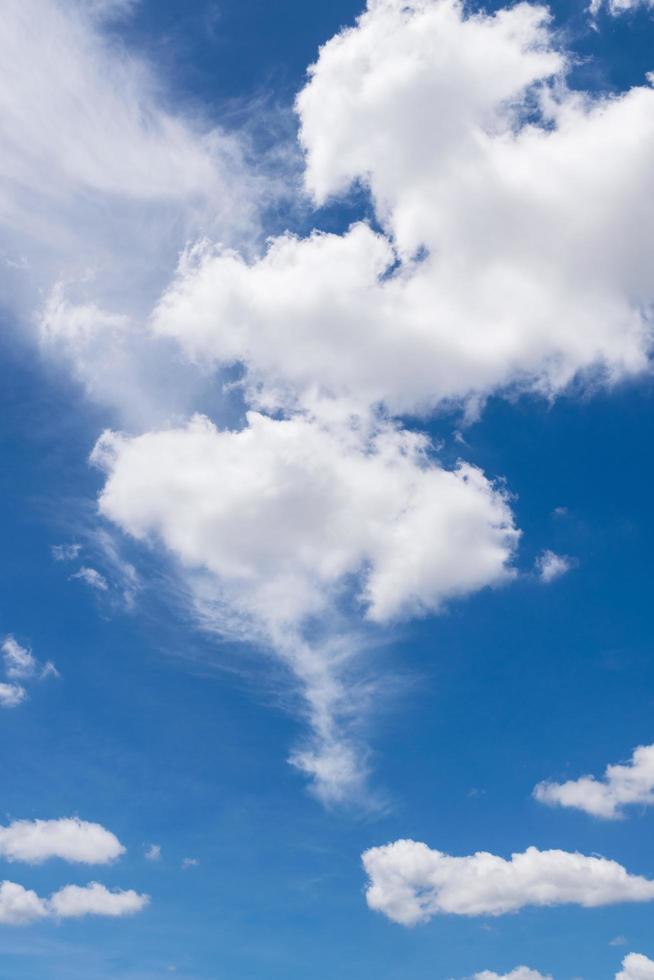 ciel bleu avec des nuages blancs photo