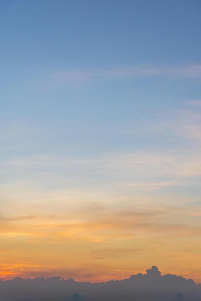 ciel et nuages au coucher du soleil photo