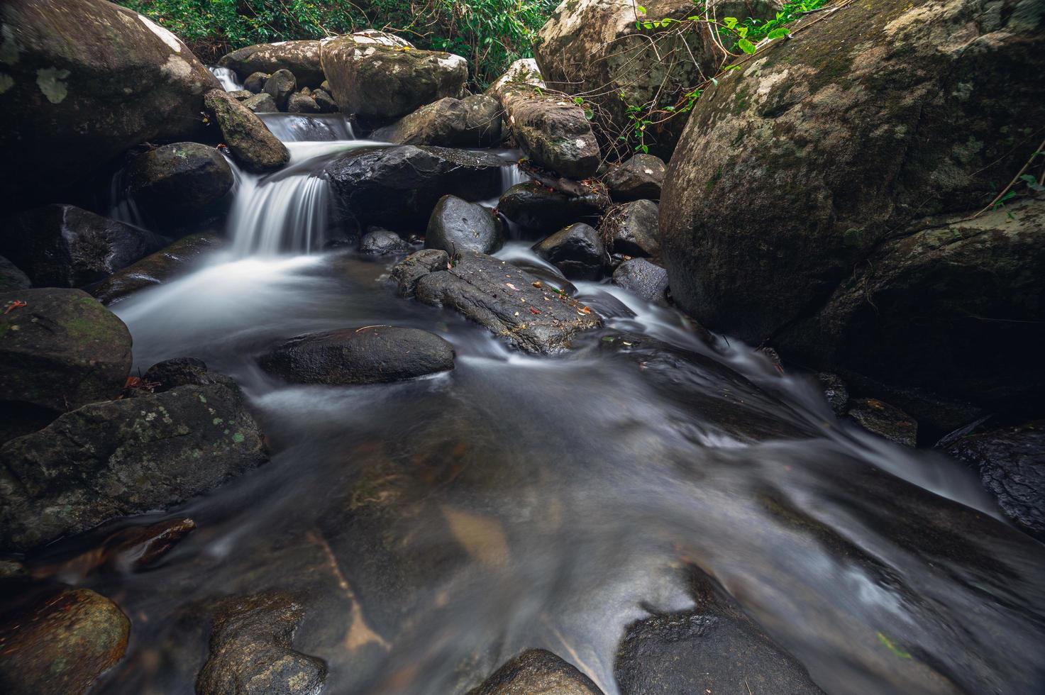 Ruisseau dans le parc national de la cascade de khao chamao photo