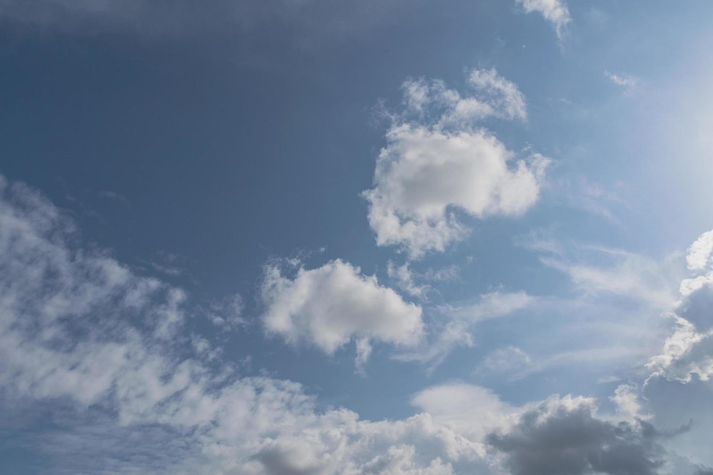 ciel bleu avec des nuages blancs photo