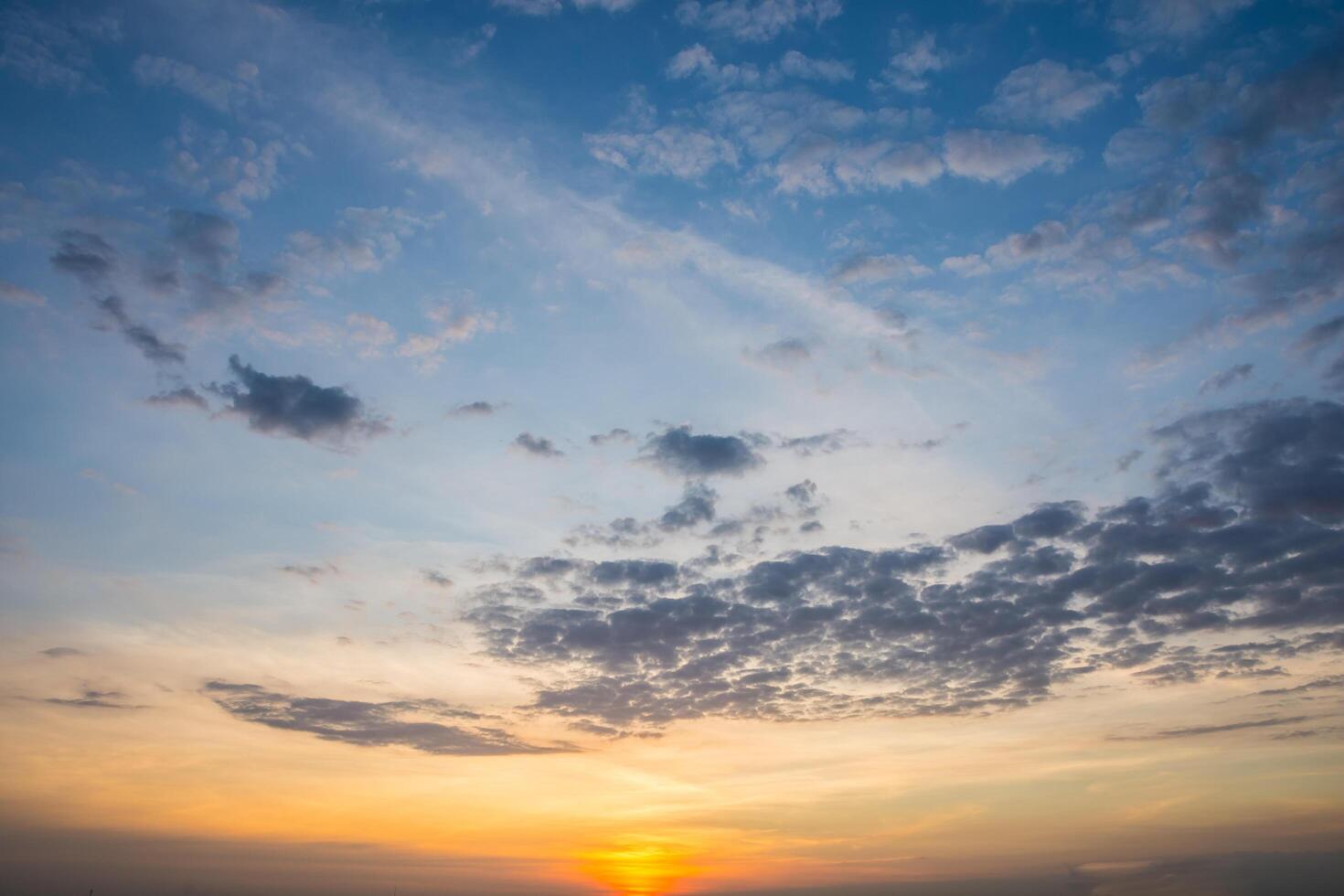 ciel et nuages au coucher du soleil photo