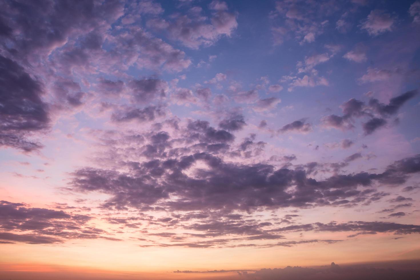 ciel et nuages au coucher du soleil photo