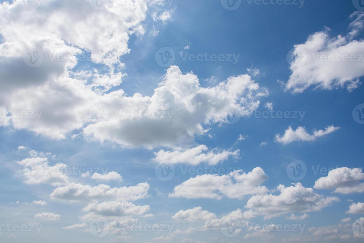 ciel bleu avec des nuages blancs photo