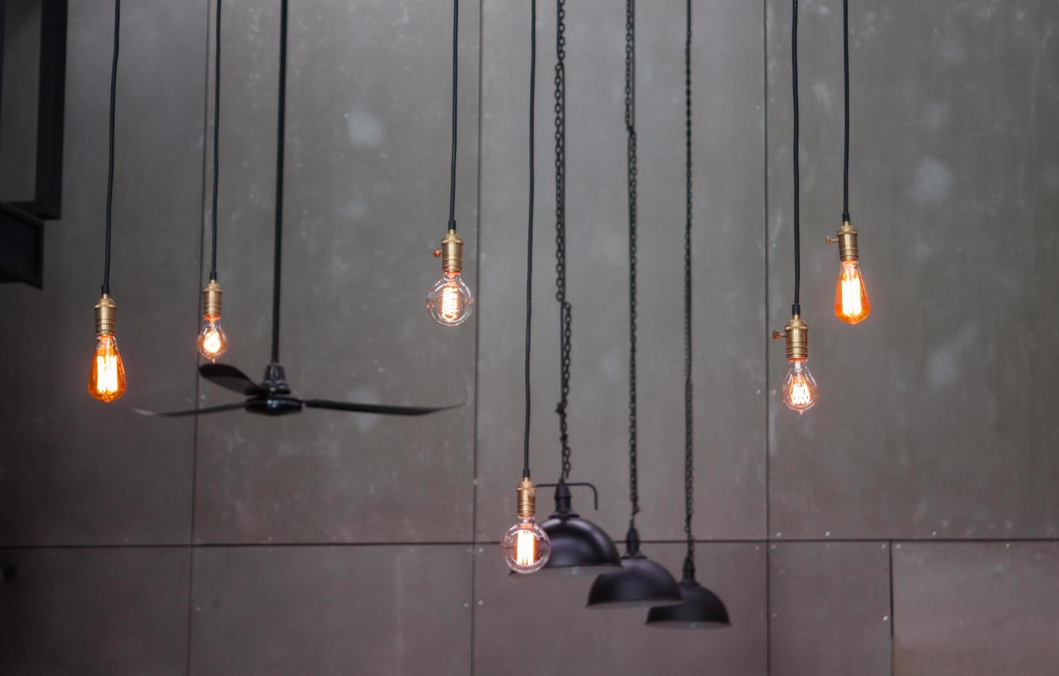 lampes industrielles sur fond gris photo