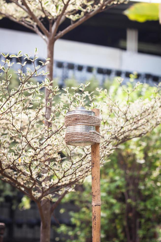 lampe à bougie dans un jardin photo