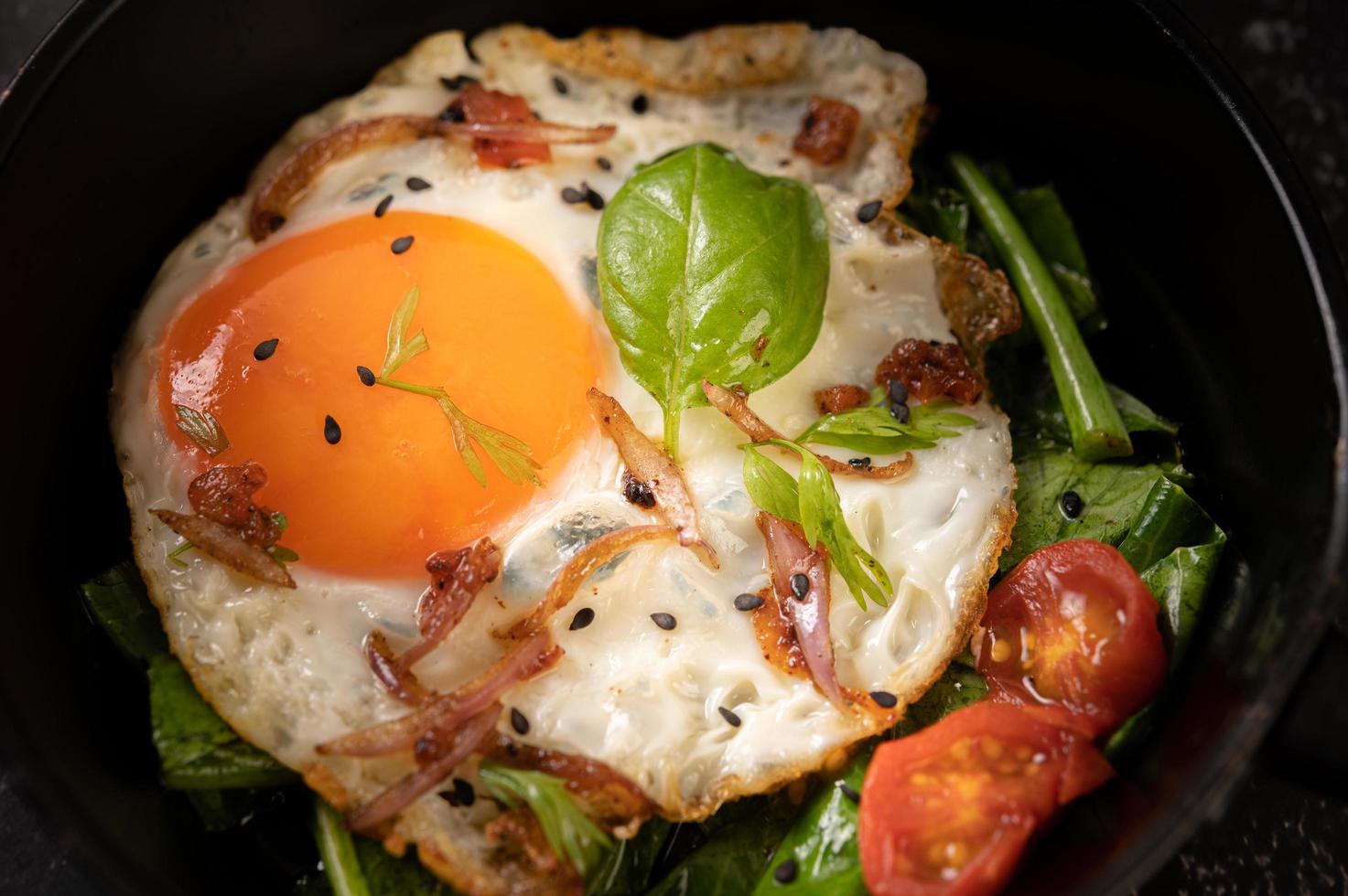 petit-déjeuner avec des œufs au plat photo