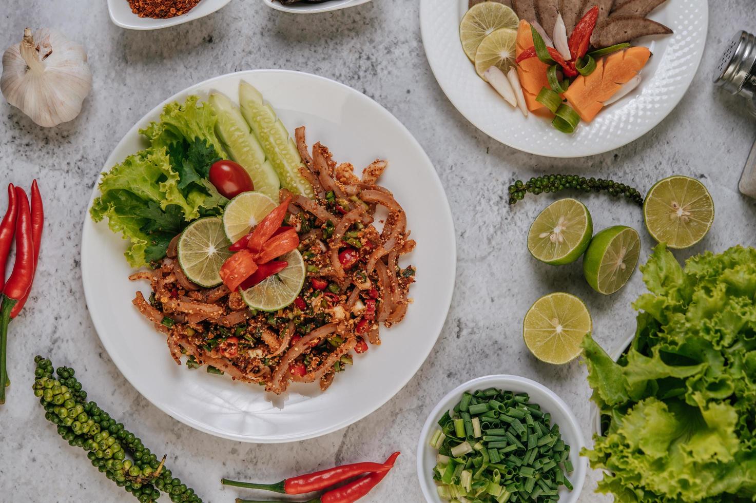 peau de porc aux légumes frais photo