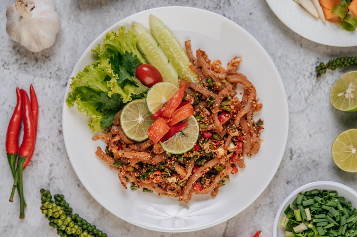 peau de porc aux légumes frais photo