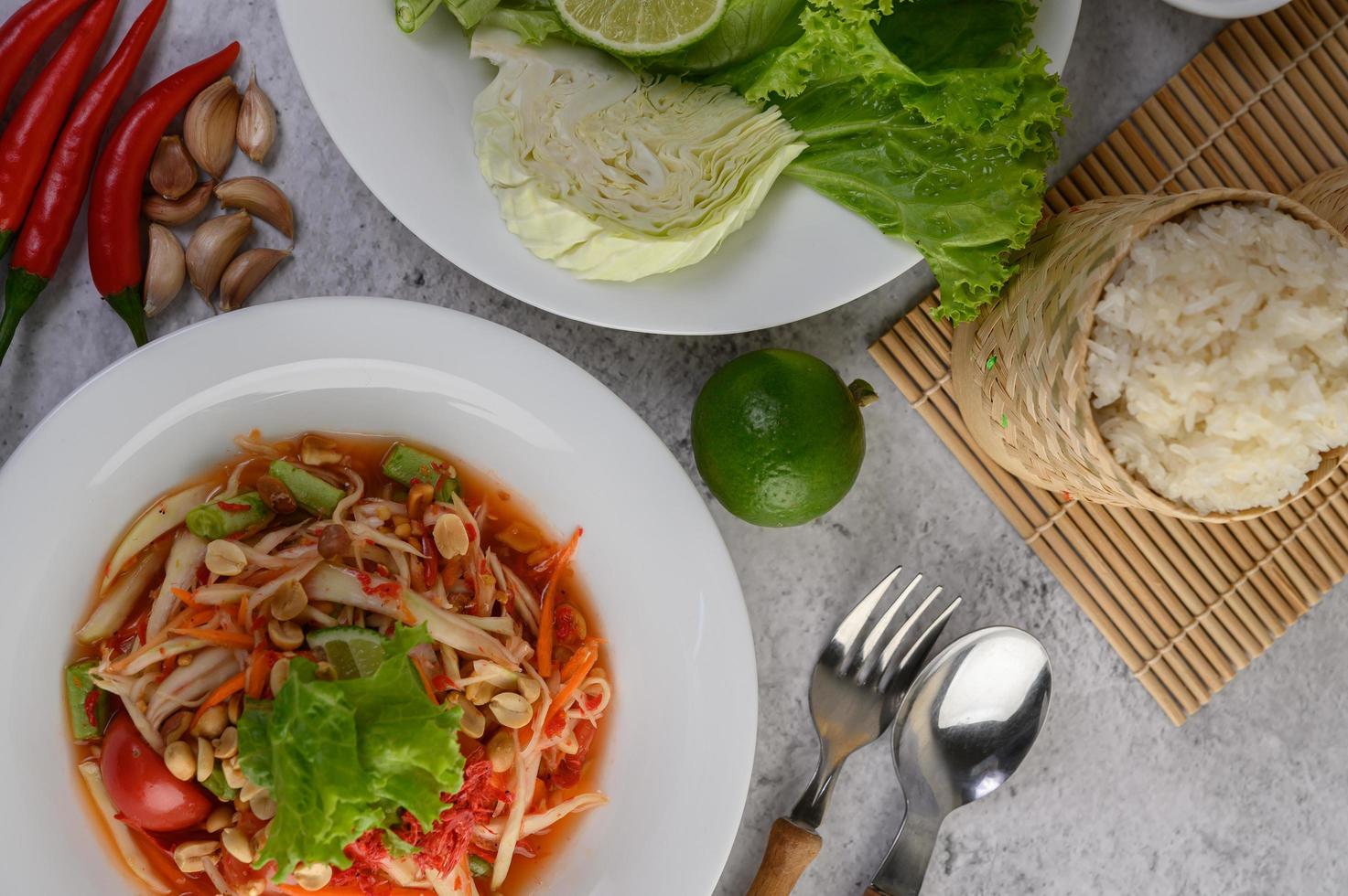 salade de papaye thaï avec riz gluant, citron vert et chili photo