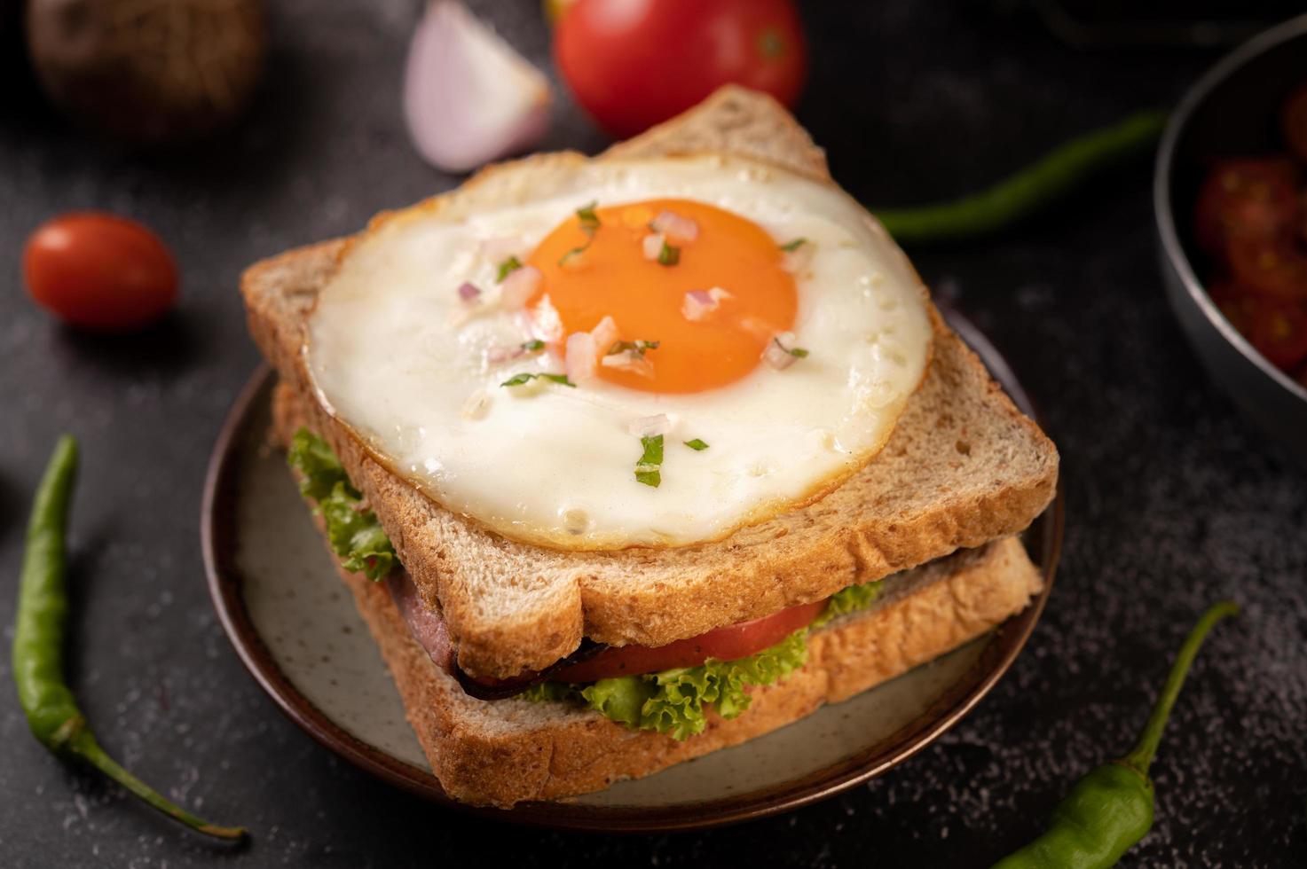 sandwich au jambon et aux œufs photo