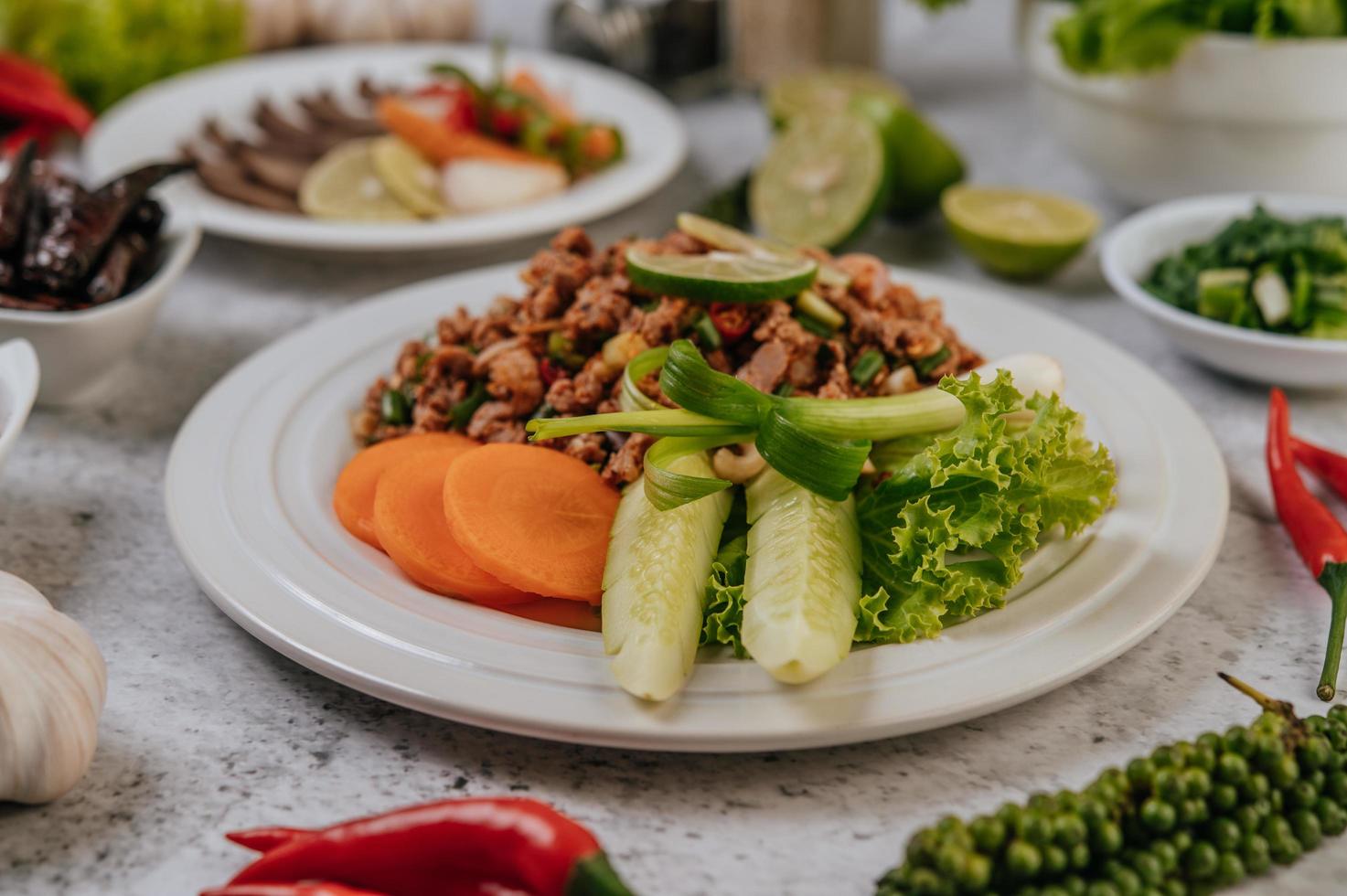 plat de larb de porc avec ingrédients photo