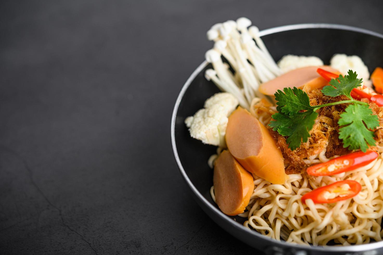 nouilles de style thaï dans une casserole photo