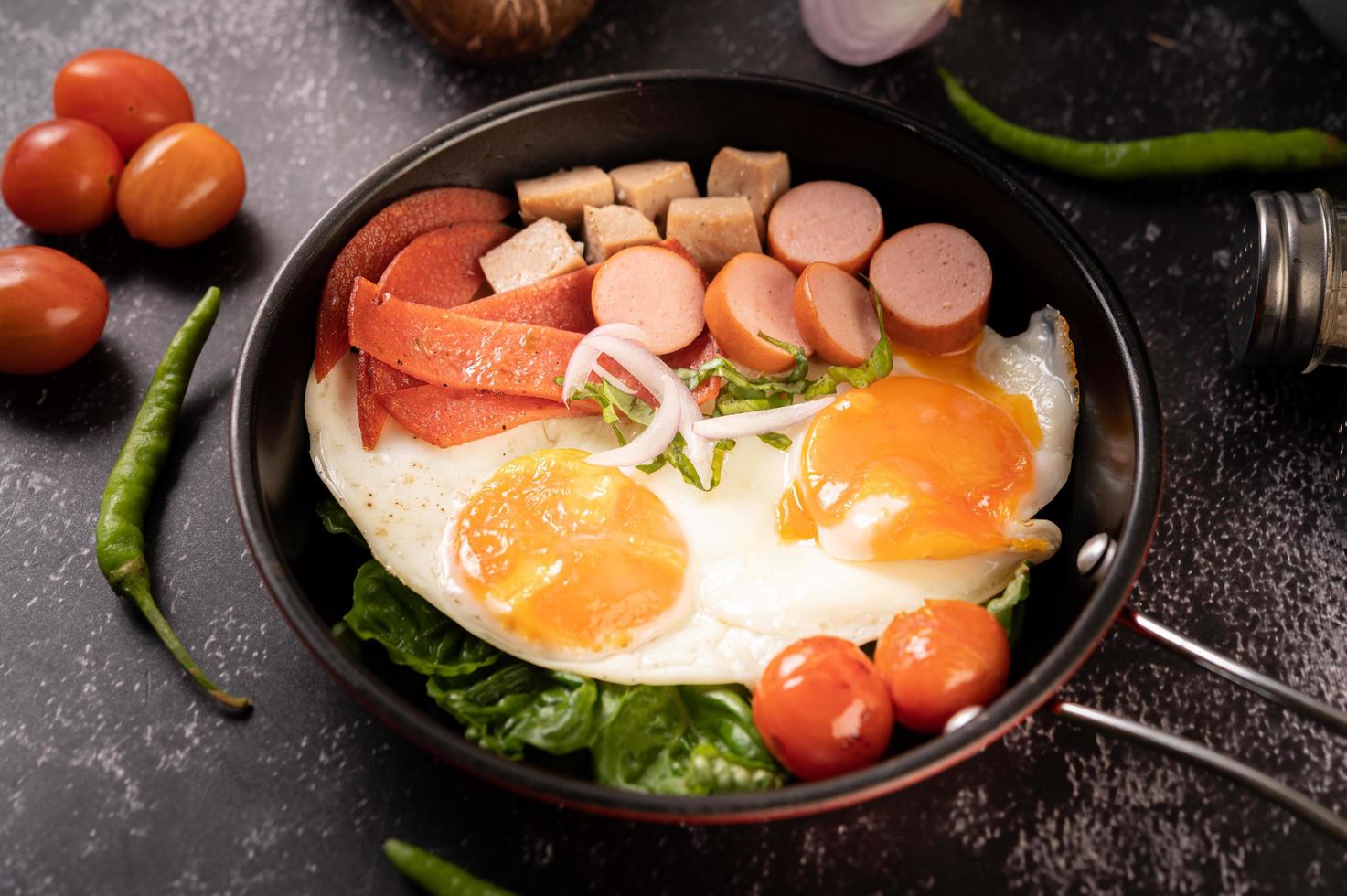 petit-déjeuner aux œufs avec saucisse et légumes photo