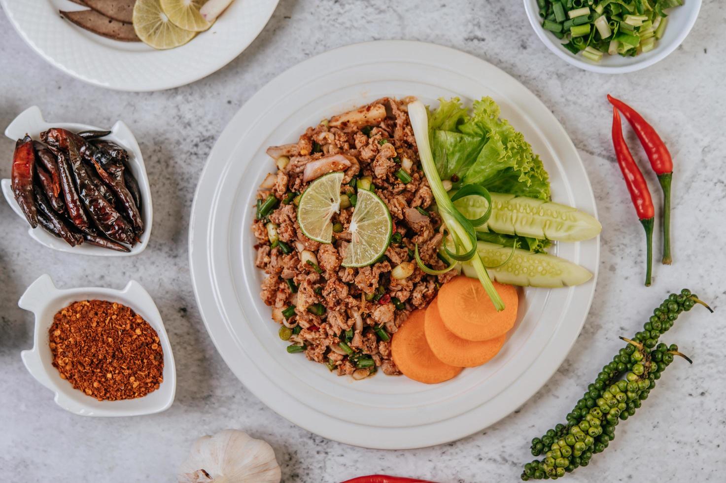 plat de larb de porc avec ingrédients photo