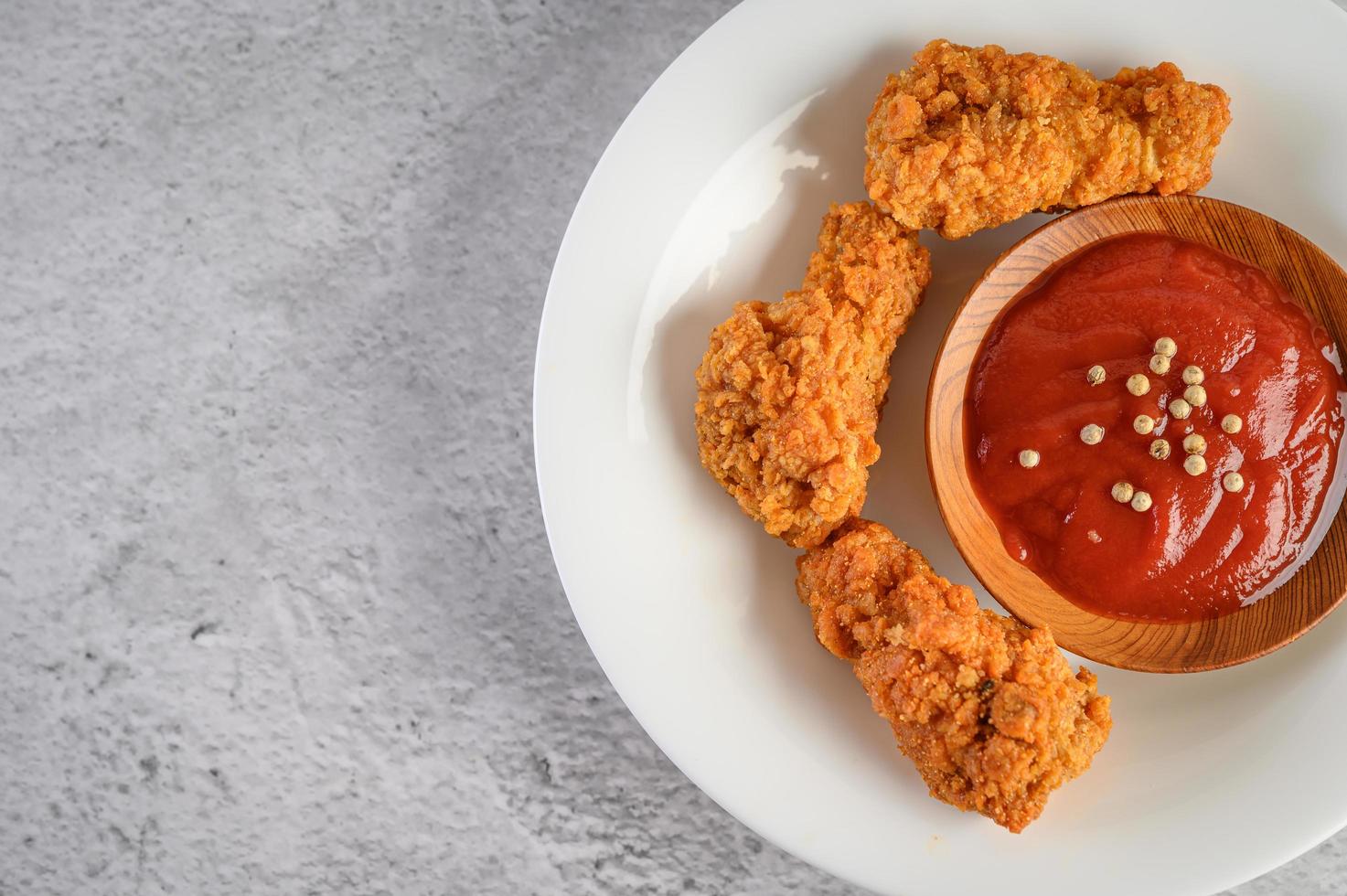 poulet frit croustillant avec sauce tomate photo